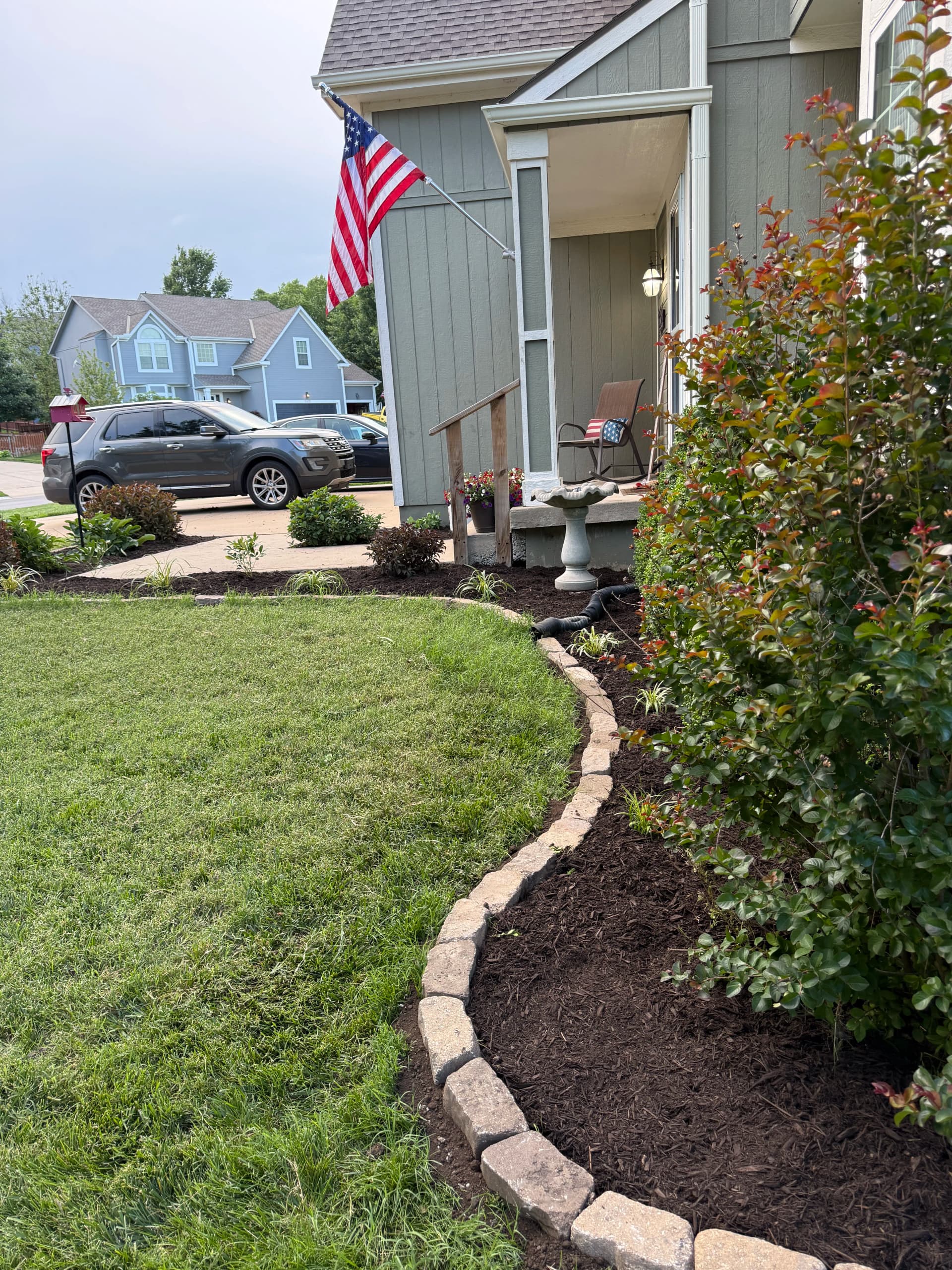 Gallery photos for Fresh Mulch and Clean Edging That Sells a Home Before the Sign Goes Up: Image #3
