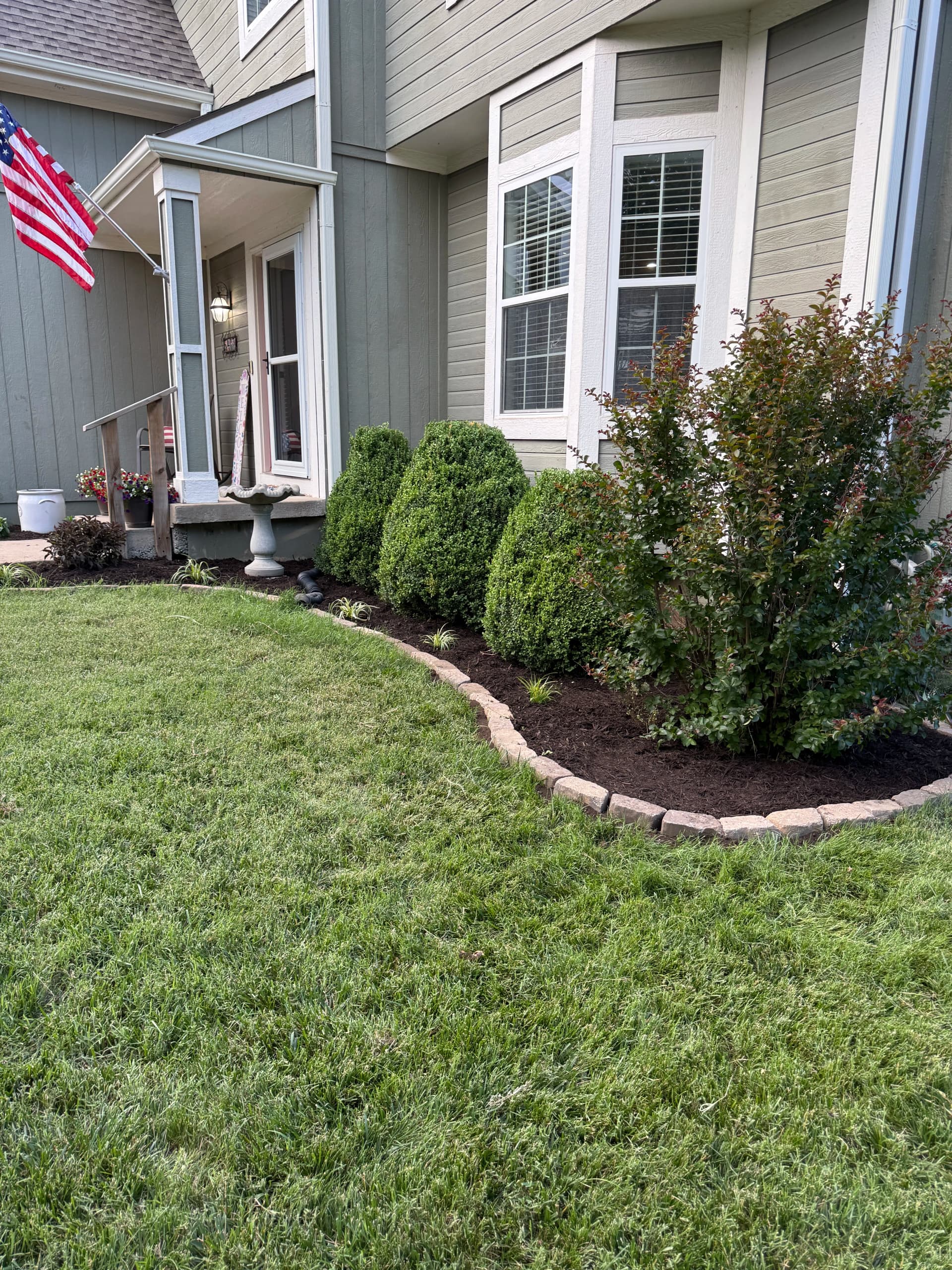 Gallery photos for Fresh Mulch and Clean Edging That Sells a Home Before the Sign Goes Up: Image #2