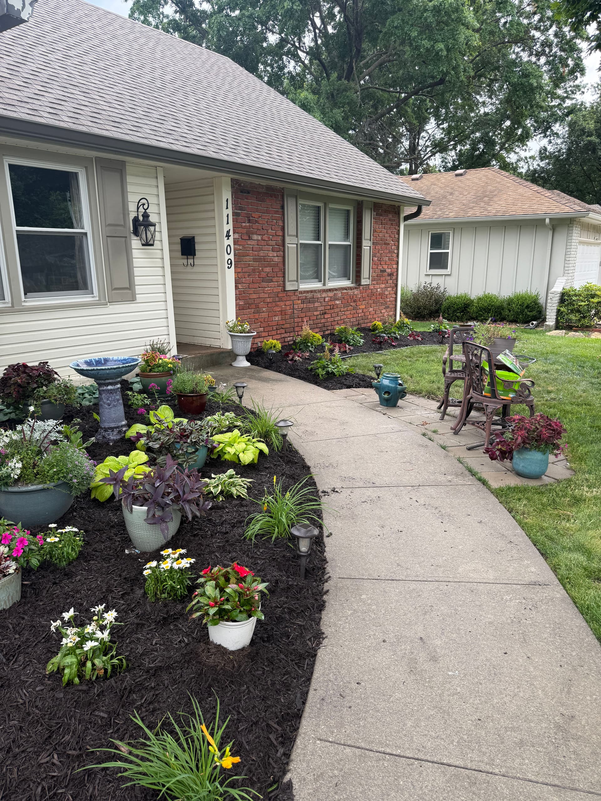 Gallery photos for Shawnee Front Yard Garden Bed Makeover with Fresh Mulch and New Plants: Image #2
