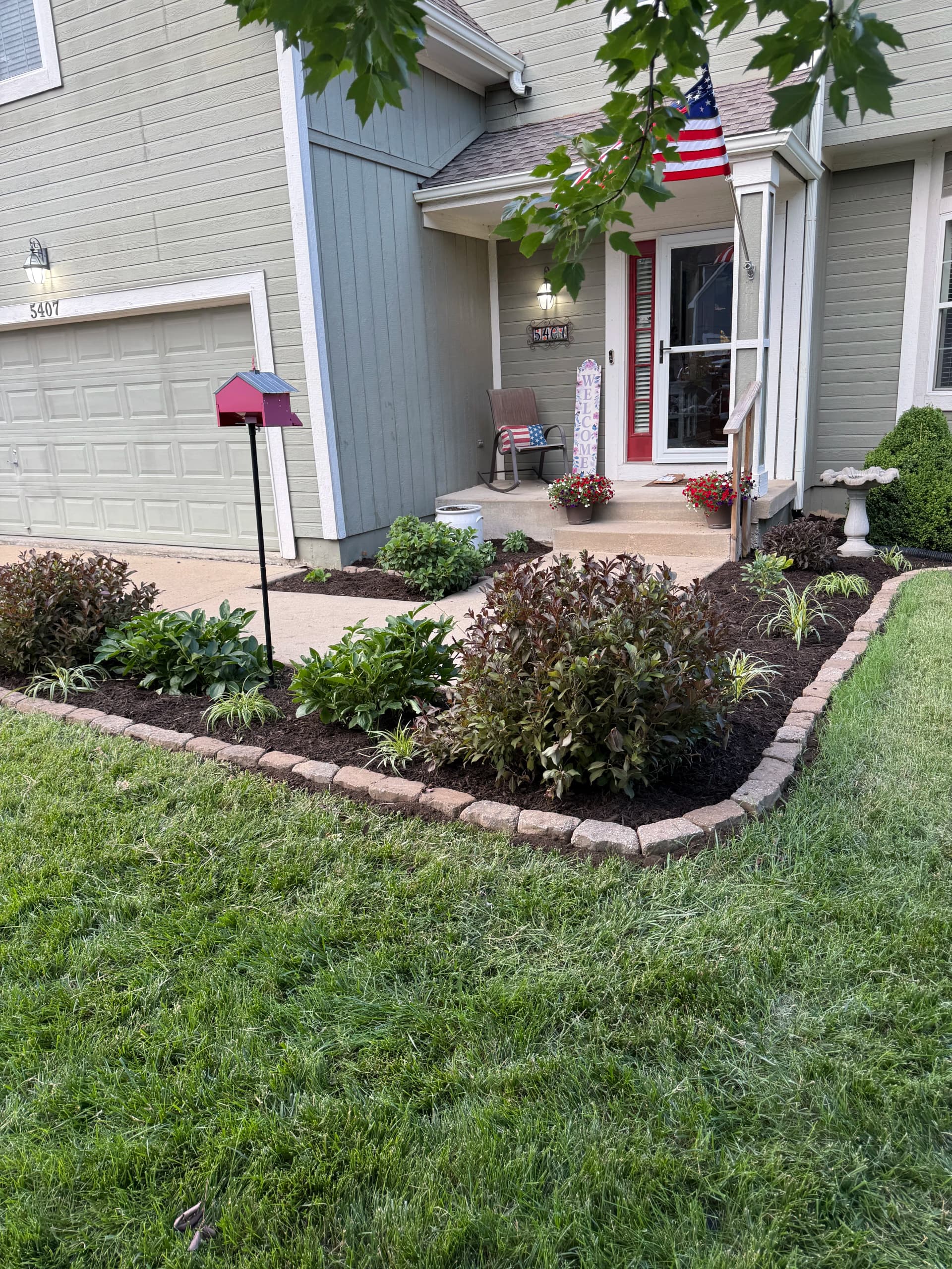 Gallery photos for Fresh Mulch and Clean Edging That Sells a Home Before the Sign Goes Up: Image #1